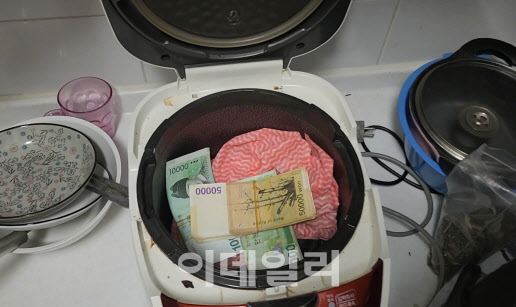 싱크대엔 휴대폰, 밥솥엔 현금…귀화 외국인 장물업자 구속