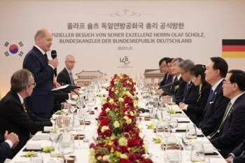 尹, 서명 공간 ‘파독 간호사’ 출신 화가 그림 소개…숄츠 “아름다워”