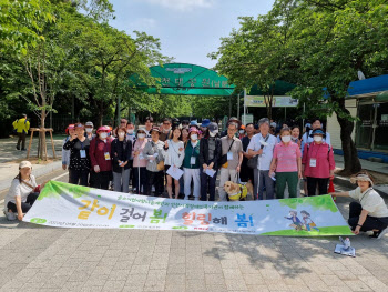 중기사랑나눔재단, 시각장애인들과 봄나들이 봉사활동