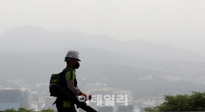 [포토]회색빛 도시... 중국발 황사로 미세먼지 '나쁨'