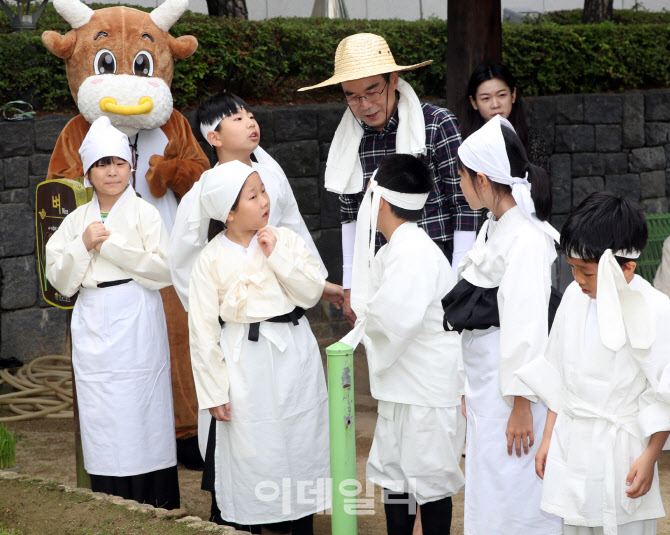 [포토] 전통 손 모내기 참가한 어린이들