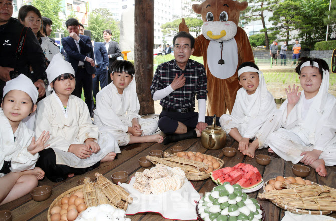 [포토] 전통 손 모내기 후 새참