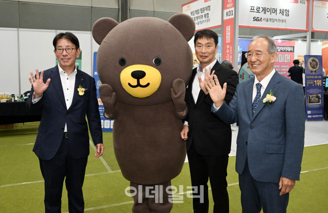 [포토]KB 캐릭터와 기념촬영하는 내빈들