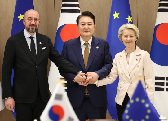 ‘외교 슈퍼위크’ 대미…尹 “EU와 그린·보건·디지털 협력 강화”