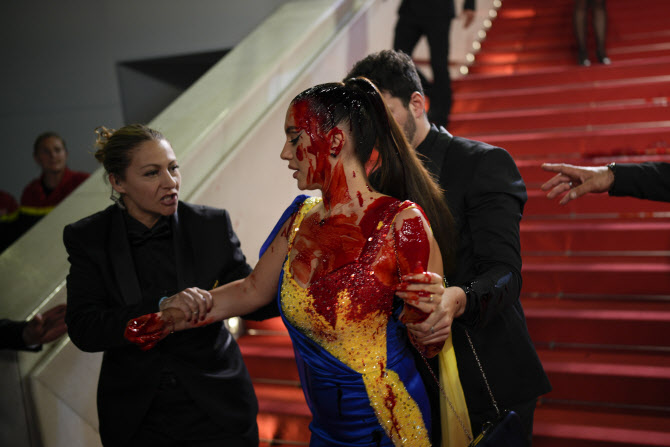 우크라 국기색 드레스에 가짜 피 터뜨려…칸영화제 레드카펫 시위