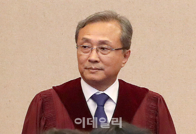 [포토]이상민 행안부 장관 탄핵심판 2차 변론 입장하는 유남석 헌재소장