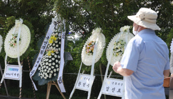 봉하 찾은 한총리 "盧 힘썼던 '균형발전'…지방시대 열어갈 것"