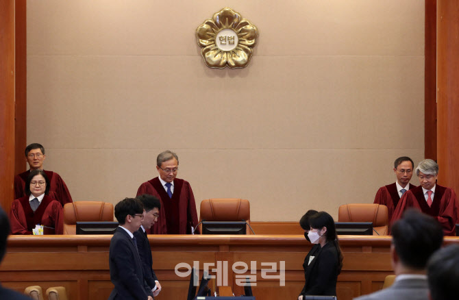 [포토]이상민 행안부 장관 탄핵심판 2차 변론 입장하는 유남석 헌재소장과 재판관들