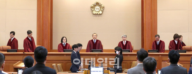 [포토]이상민 장관 탄핵심판 2차 변론 입장하는 유남석 헌재소장과 재판관들