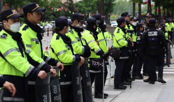 “경찰도 괴롭다”…총알받이 내몰린 기동대원들