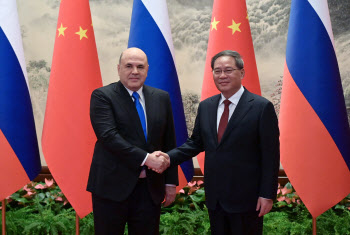 러시아 총리 "중국과 관계 강화는 서방 압박 탓"