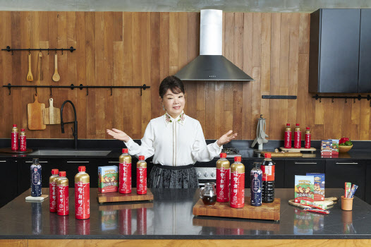 한라식품, 참치액 1억병 판매 기념 캠페인 모델에 배우 김수미 발탁