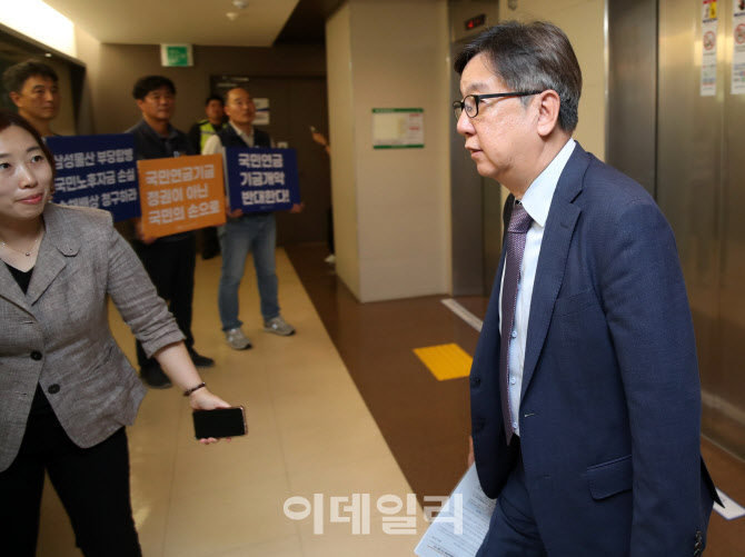 [포토] 국민연금 운용위 입장하는 조동철 직무대행