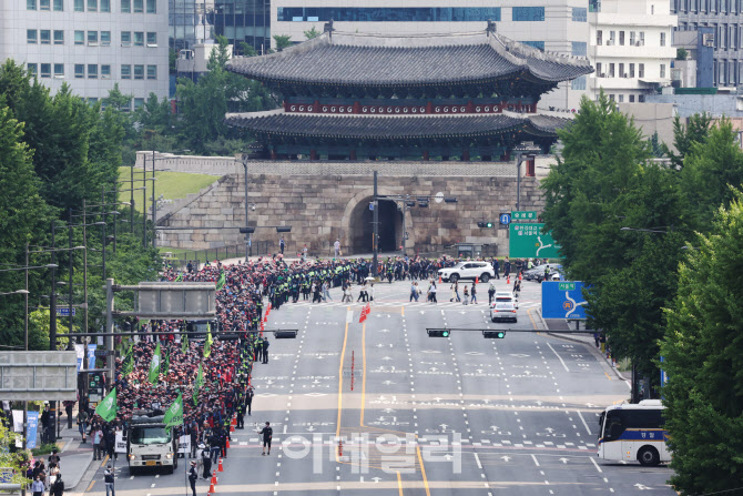 [포토]삼각지에서 세종대로로 행진하는 민주노총