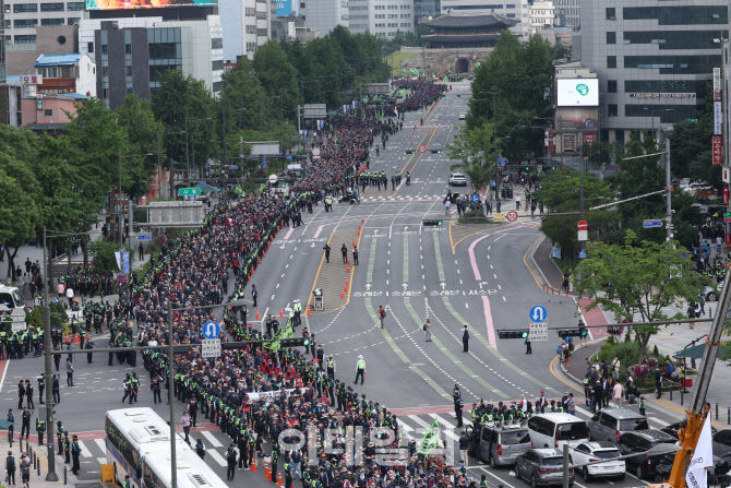 [포토]세종대로로 입장하는 민주노총 조합원들