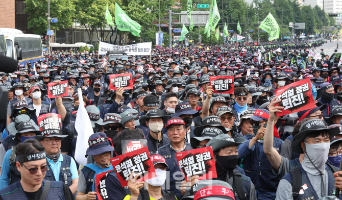 [포토]구호 외치며 행진하는 민주노총 조합원들