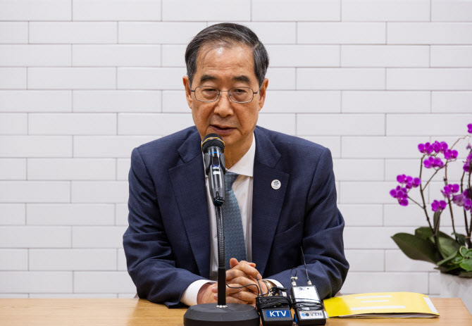 한총리 “방통위원장 직무 수행 불가…잔여임기 논쟁 사항 아냐”