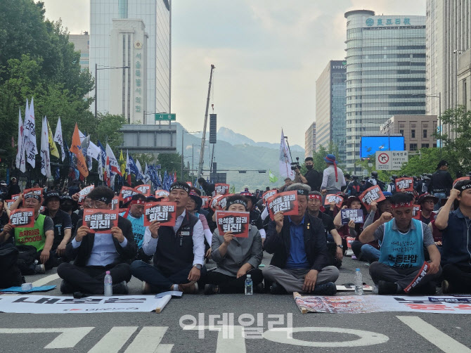 ‘양회동 분향소’ 기습설치…민주노총-경찰, 결국 충돌