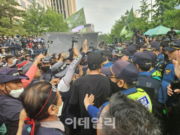 민주노총 7시간 도심 집회 종료…'기습 분향소' 강제 철거(종합)
