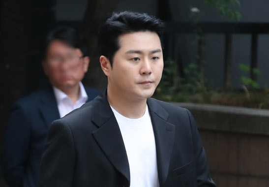 검찰, '음주운전자 바꿔치기' 가수 이루 징역 1년 구형