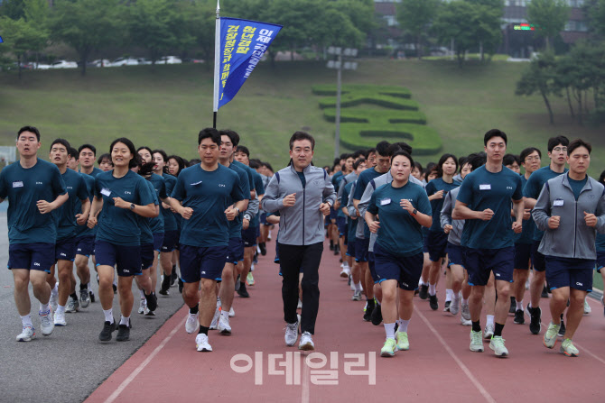 윤희근 경찰청장, 신임 경찰 교육생과 '응원 달리기'