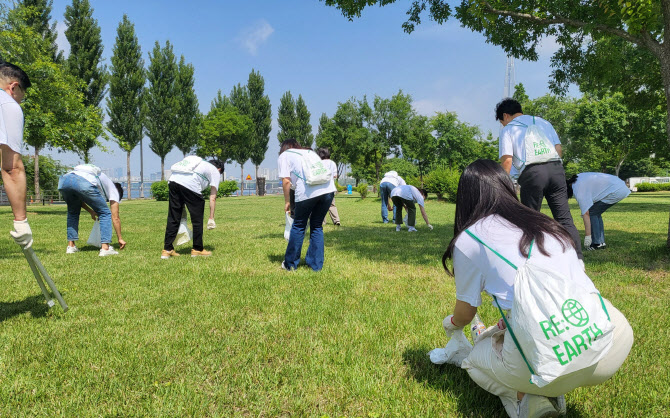 롯데마트, 잠실한강공원 쓰레기 줍기 행사