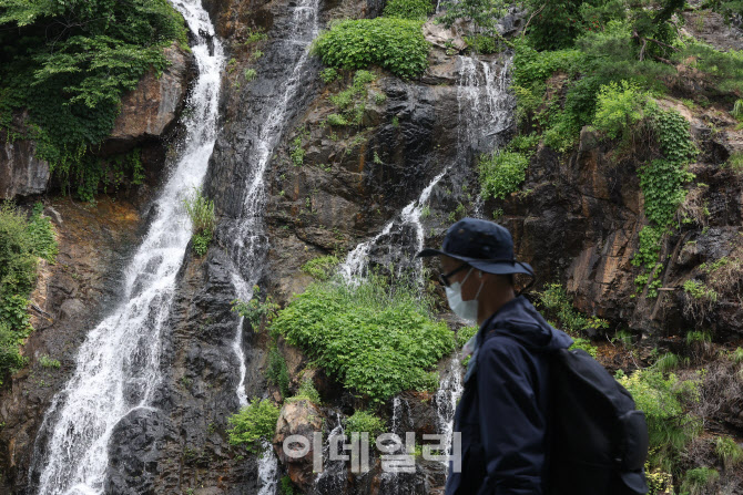 [포토]폭포 앞에서 무더위 식히자