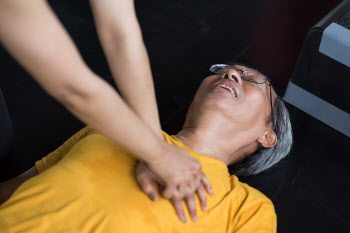 “그냥 지나칠 수 없었다”...기절한 60대 살린 우유 배달부