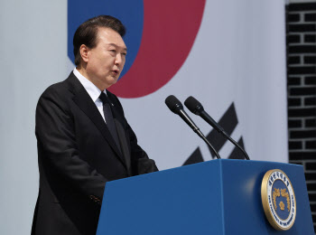 6·25전사자 배지 단 尹 "영웅들 예우해야"…한미 `핵 기반 동맹` 강조도