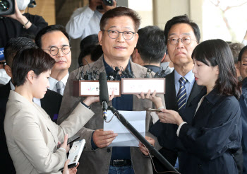 檢, '돈 봉투 의혹' 의원 특정 속도…송영길은 또 자진 출두