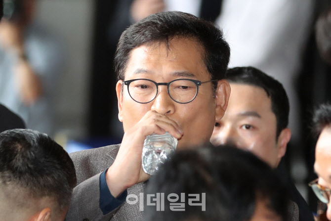 [포토]물 마시는 송영길 전 대표