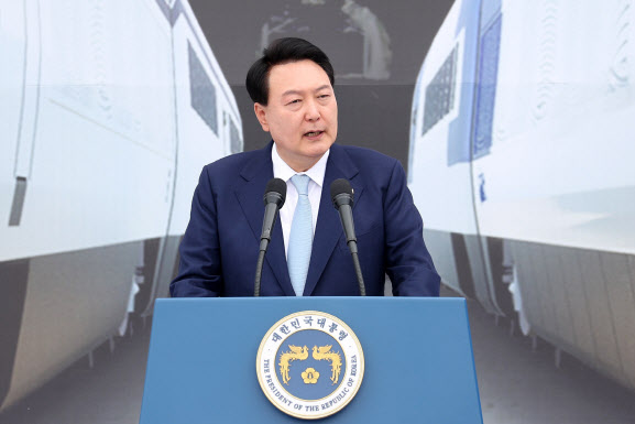 尹 "평택-오송 고속철도 계기로 전국 2시간대 생활권 확대"