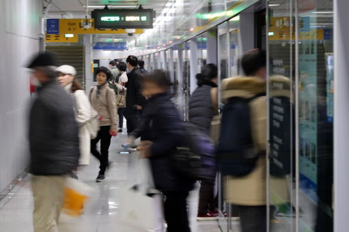 분당선 수내역 에스컬레이터 역주행...14명 중경상