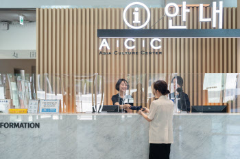 광주 亞문화전당 “우산 빌려 드립니다”
