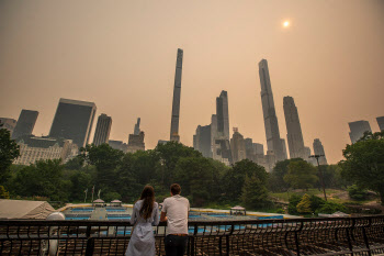 [르포]"마치 화성 걷는듯"…잿빛도시 뉴욕 초래한 '기후 재난'
