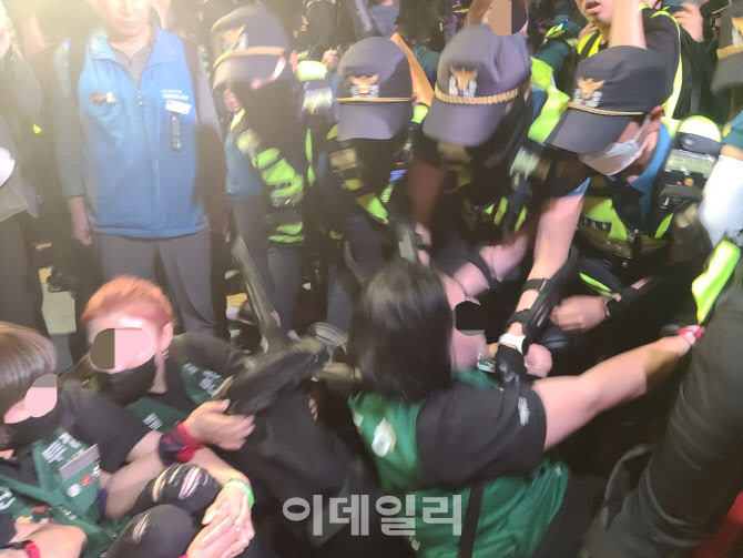 경찰, 비정규직 야간문화제 또 강제 해산…3명 병원 이송(종합)