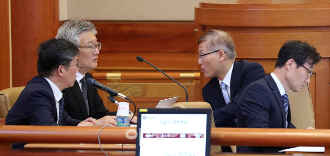[포토]이야기 나누는 이상민 장관 탄핵 청구인 측 변호인단