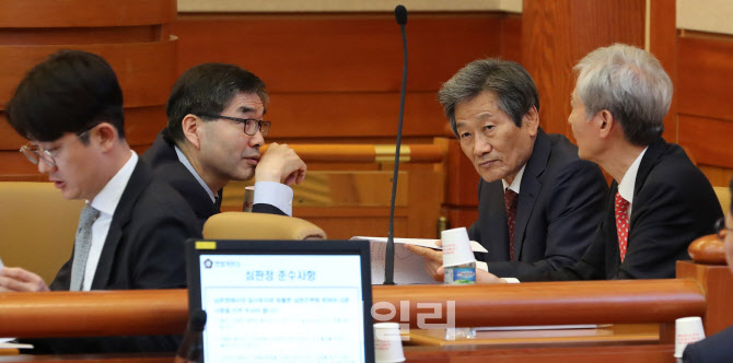 [포토]이야기 나누는 이상민 장관 탄핵 피청구인 측 변호인단