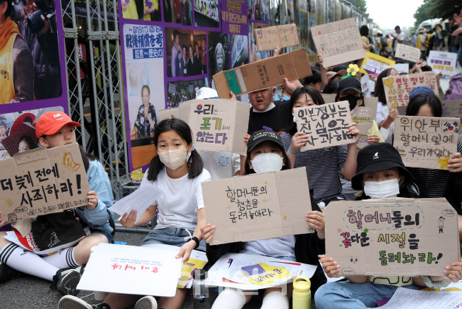 [포토] 수요시위 참가한 어린이들