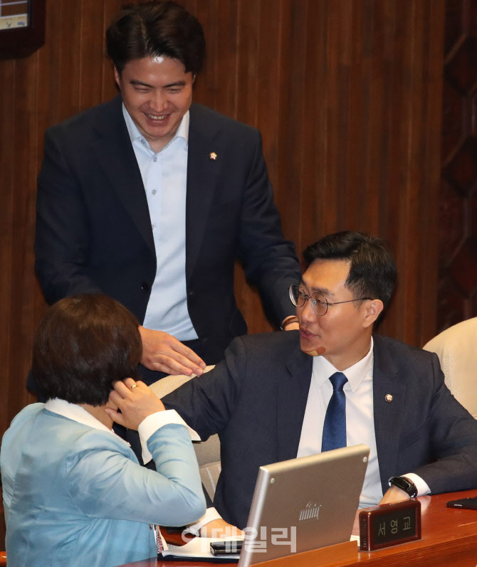 [포토]턱에 반창고 붙인 장경태 의원, '오전에 과로로 쓰러져'