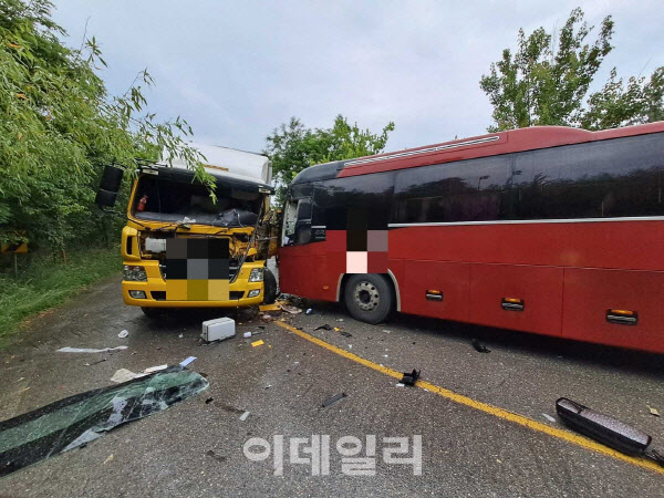 수학여행 온 관광버스, 11톤 화물차와 충돌…6명 다쳐 이송