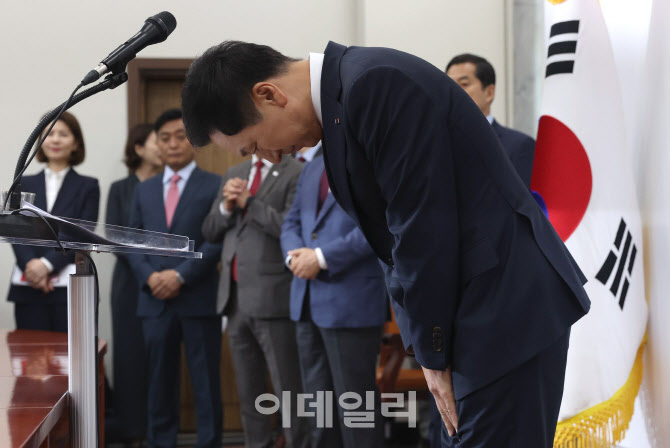 [포토]'허리 숙여 인사하는 김기현 대표'