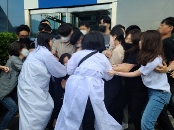 이태원유족, 용산구청 진입 또 시도…박희영 대신 직원들 ‘육탄방어’