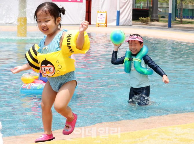 [포토]어린이들의 여름 놀이터, '살곶이 물놀이장' 개장