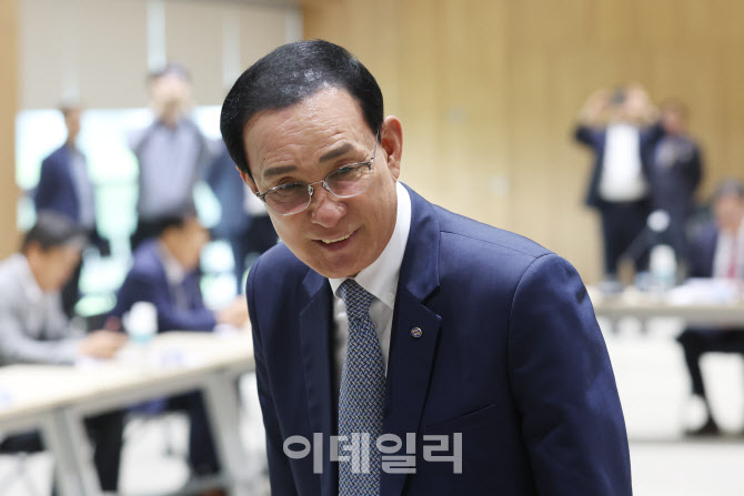 [포토]인사하는 노동진 수협 회장