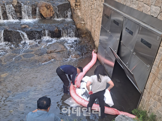 하남 망월천에 흘러든 기름, 인근 농가에서 우수관 통해 배출