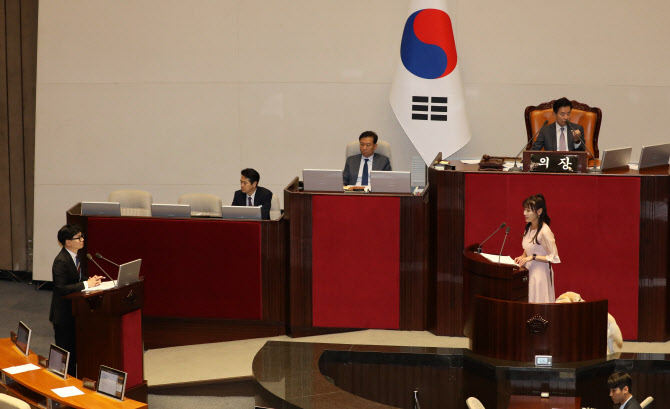 고성 대신 여야 기립박수…김예지 의원 ‘코이 물고기’ 연설