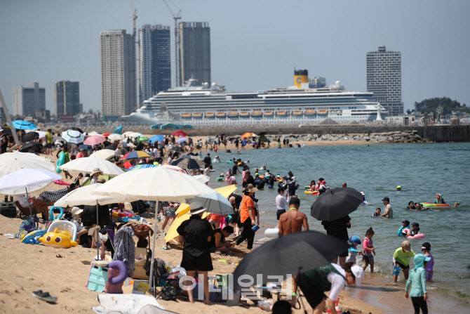 [포토]'피서객들로 북적이는 속초해수욕장'