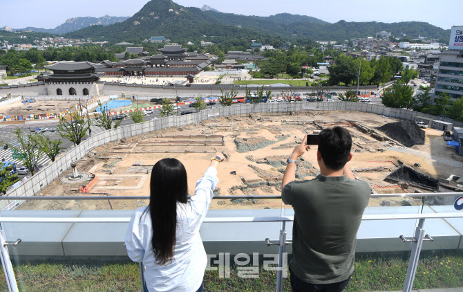 [포토]광화문 앞 조선 시대 관청 의정부 터 현장 공개