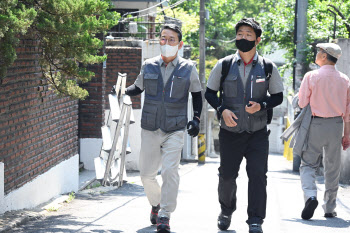 작업복 입고 출장 서비스 나선 LG전자 조주완…"고객이 미소지을 때 혁신 완성"